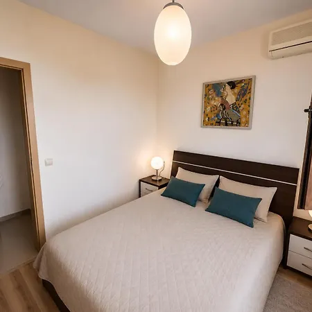 Spacious 2 Bedroom Appartamento